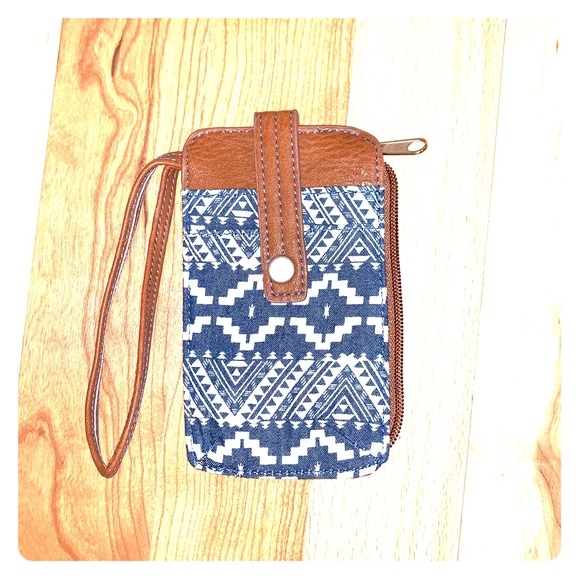 Buckle Handbags - Buckle wristlet